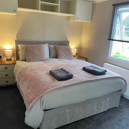 Lakes Edge View Милом