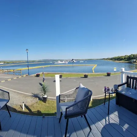 Lakes Edge View בית נופש